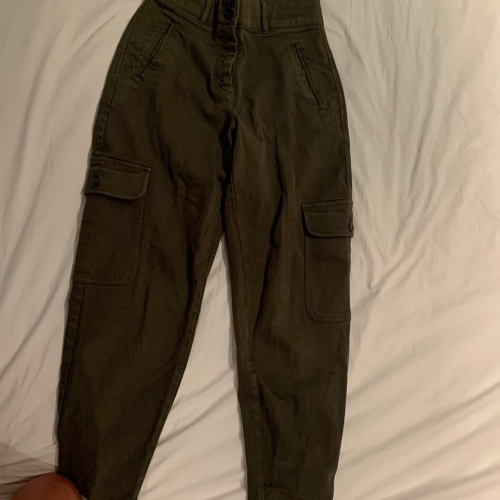 Aritzia Wilfred Brand women’s cargo pants in army green.